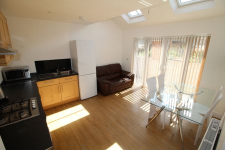 5 Bed Student Accommodation - Photo 5