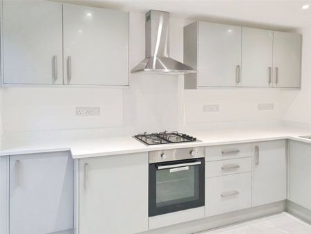 Corby Drive, Englefield Green, Egham, Surrey, TW20 0TR - Photo 4