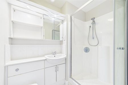 2 bedroom Flat in London Road, Berkshire - Photo 5