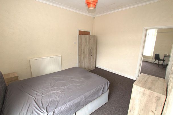 1 bedrooms Apartment - Above Shop for Sale - Photo 1