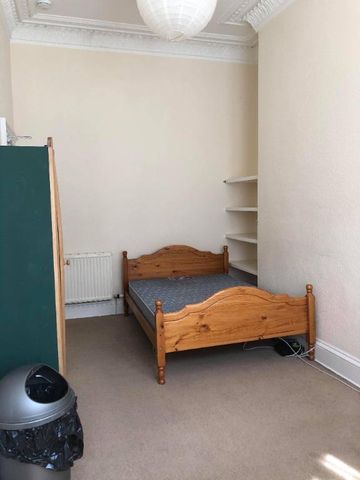 3 bedroom flat to rent - Photo 3