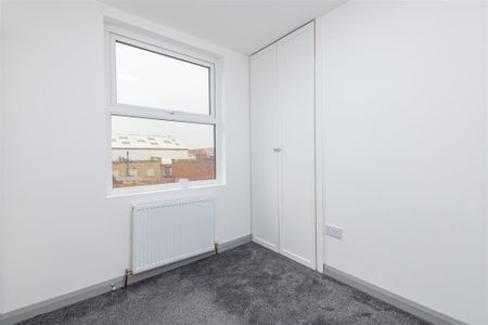 4 bed House - Mid Terrace To Let - Photo 3