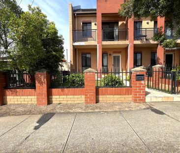 BEAUTIFUL 2 BEDROOM TOWNHOUSE PLUS EXTRA LARGE STUDY - Photo 5