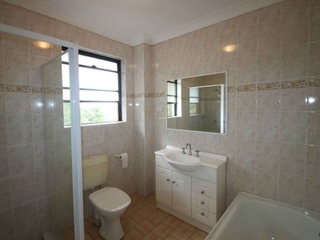 Courtyard comfort meets unbeatable convenience - Photo 3