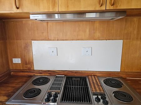 Charming 3-storey 5 bedroom Home w/ Deck & Garden! - Photo 2