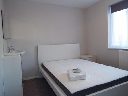 1 bedroom in a house share to rent - Photo 2