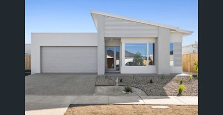 Five Bedroom, Two Living Family Home - Photo 5