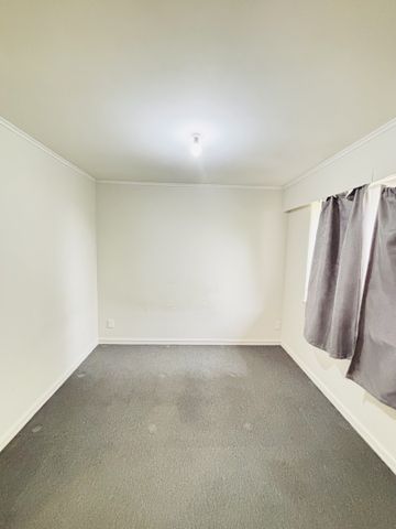 NEW LYNN, 1 BEDROOM - Photo 2