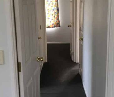 Fabulous 2 bdrm/double garage stand alone home - Photo 4