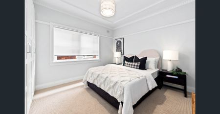 STUNNING 2 BEDROOM ART DECO APARTMENT WITH PARKING AND COURTYARD - Photo 5