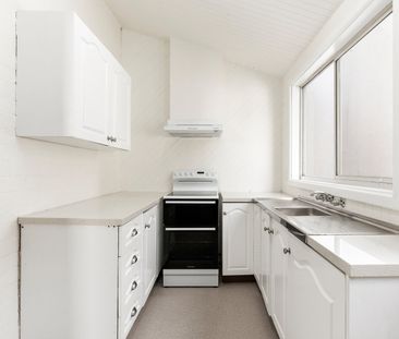 A RENOVATED THREE BED VICTORIAN - Photo 2