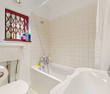 Two Bedroom With Private Garden Flat - Photo 2