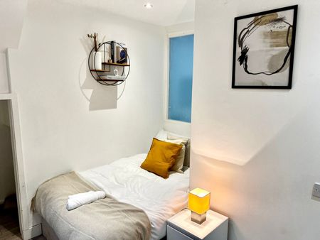 3 Bed Flat, Reginald Square, SE8 - Photo 4
