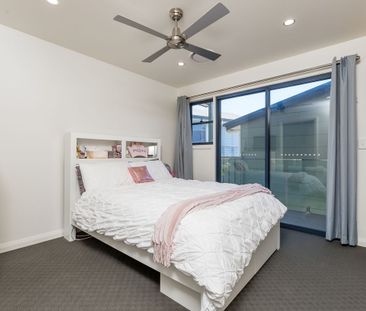 Modern four bedroom townhouse in sought after Corlette - Photo 3