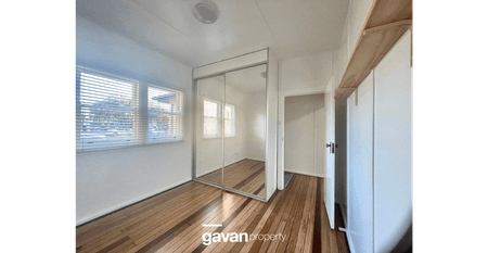 This tidy 3 bedroom home is located only minutes walk to the beaches and local shops. - Photo 3