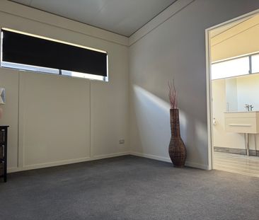 FULLY FURNISHED UNIT - JUST BRING YOUR CLOTHES - Photo 3