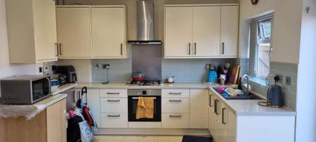 4 bedroom semi-detached house to rent - Photo 3