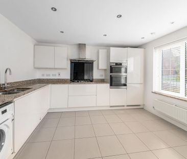 4 bedroom link detached house to rent - Photo 3