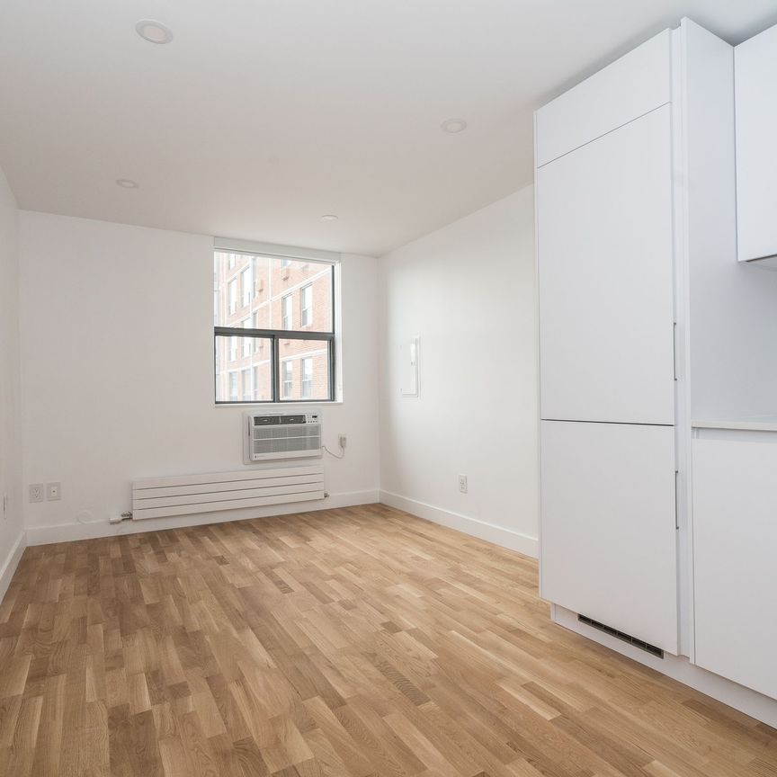 798 Richmond Street West - Photo 1