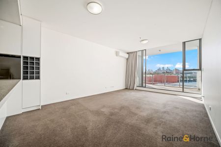 Spacious Two Bedder with Stunning City View - Photo 3