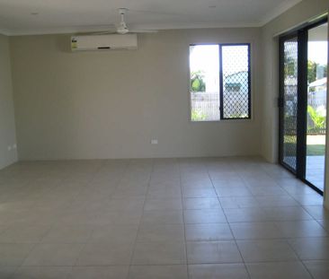 Prime Location Mount Louisa Living! - Photo 2