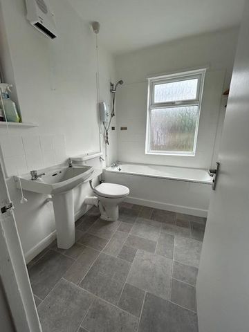 Ground floor flat to rent - Photo 2