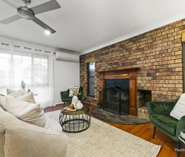 Charming lowset house: Newish renovations, Morden kitchen, huge outdoor entertainment. - Photo 4