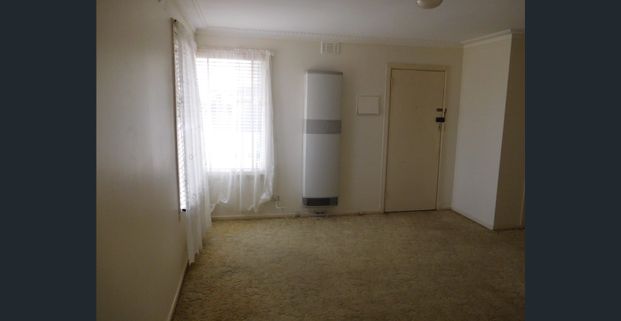 EXCELLENT LOCATION ! CORNER GARDINER AVENUE. - Photo 1