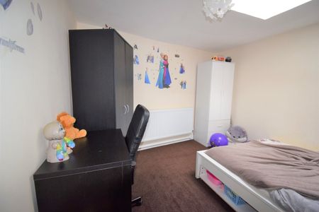 2 Bed Flat, Mayesbrook Road, IG3 - Photo 2