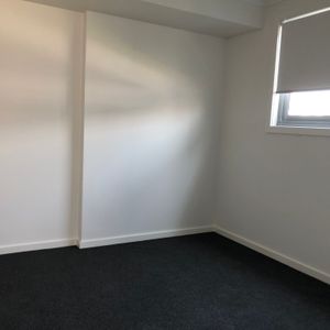 Modern one bedroom unit - 20% below market rent - Photo 2