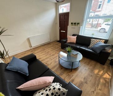 3 bedroom end of terrace house to rent - Photo 2