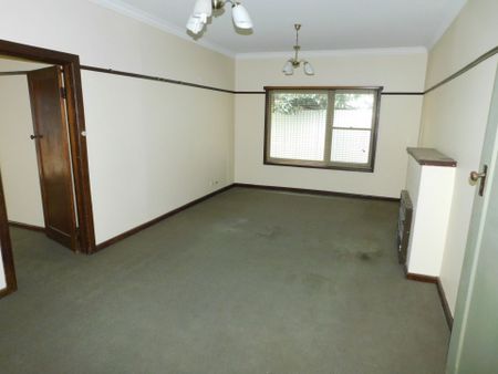 SPACIOUS THREE BEDROOM HOME CLOSE TO SHOPS, SCHOOLS AND TRANSPORT - Photo 5