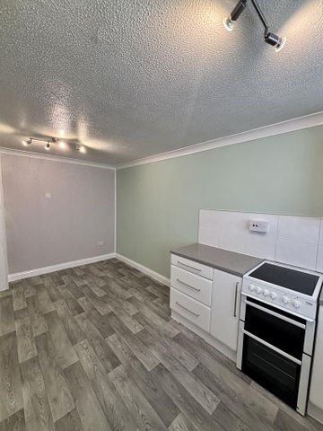 3 bedroom terraced house to rent - Photo 2