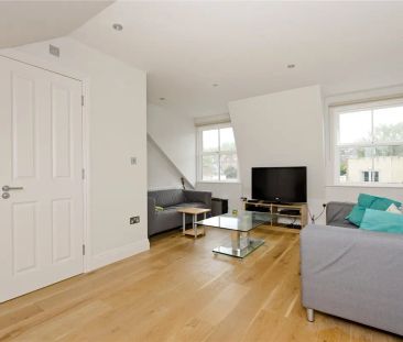 3 bedroom flat in London - Photo 2