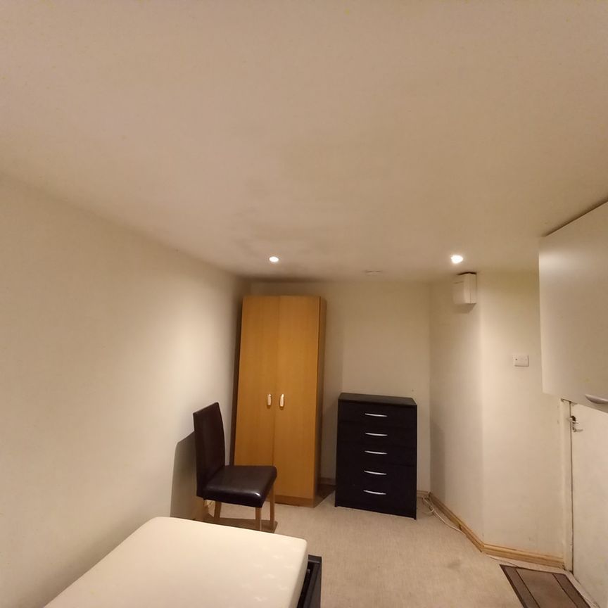 Room in a Shared House, Moore Close, CR4 - Photo 1