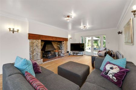 Seven bedroom home in private road close to St John's School. - Photo 5