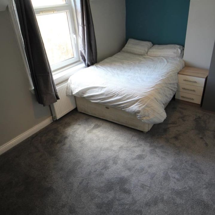 4 Bed - flat 4, 35 Richmond Road, Headingley, Leeds - LS6 1BX - Student - Photo 1