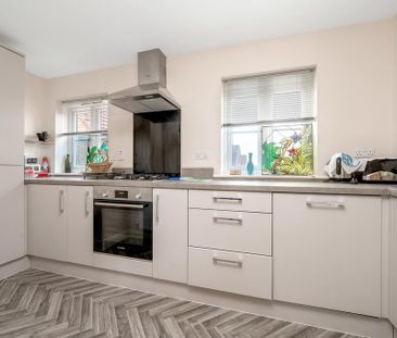 2 bedroom coach house to rent - Photo 2