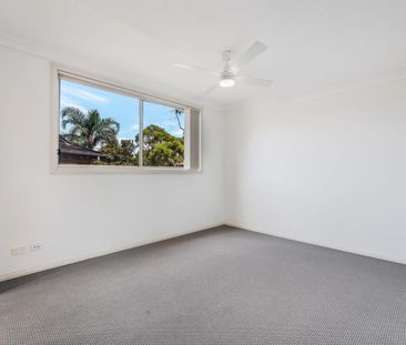 Freshly Updated Two Storey Apartment! - Photo 6