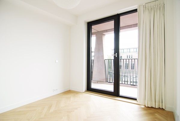 Rented: Luxury and very bright corner apartment with 2 spacious bedrooms, ensuite bathroom and large sunny terrace in a completely new and sustainable building! - Photo 1