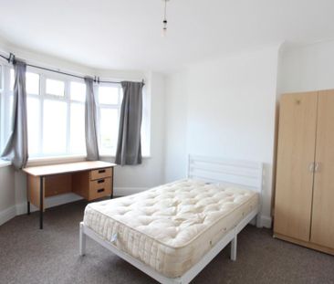 4 bedroom semi-detached house to rent - Photo 5