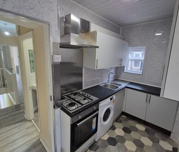 3 Bed Flat, Dersingham Avenue, E12 - Photo 5