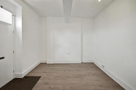 3 bedroom flat to rent - Photo 3