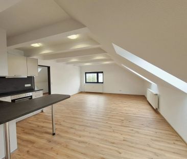 Klimatisierte, lichtdurchflutete 2-Zimmer-Dachgeschosswohnung mit E... - Photo 2