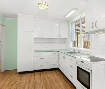 Neat & Tidy 3 Bedroom home with large backyard! - Photo 1