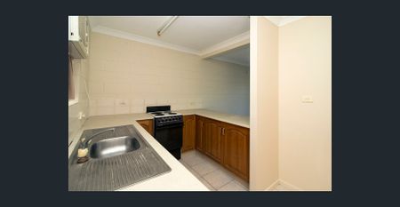 Fully Air-Conditioned Central Townhouse! - Photo 4