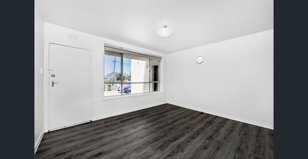 Renovated two bedroom unit with courtyard - Photo 1
