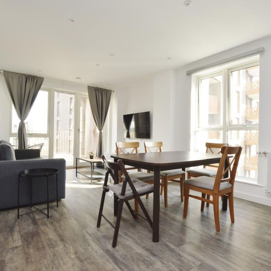 2 bedroom Flat To Let - Photo 1