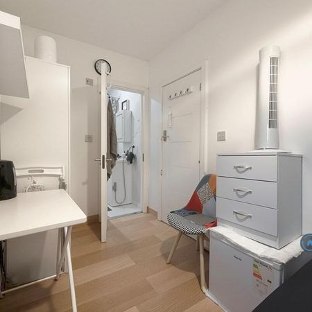 1 bedroom in a house share to rent - Photo 4