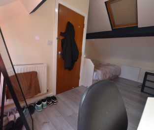 3 bedroom Flat in St Annes Road, Leeds - Photo 1